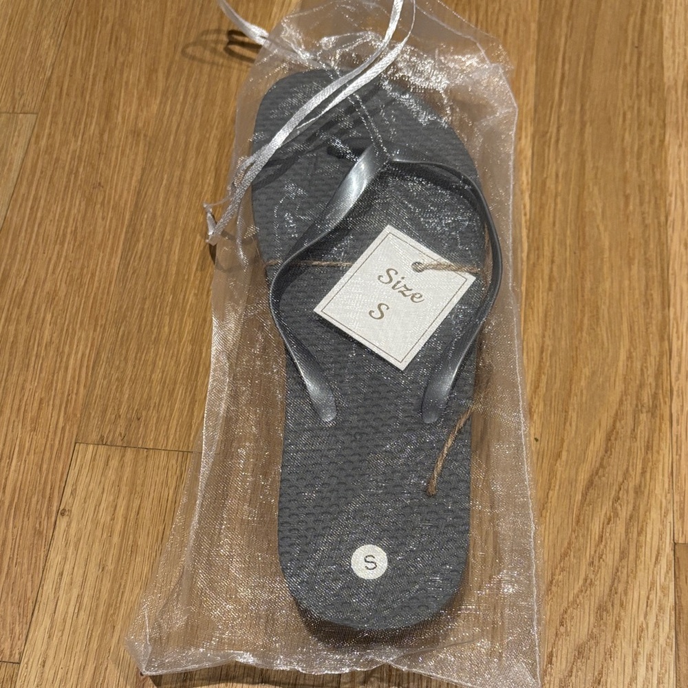 🆕 NWT Small Women’s Flip Flops, Color: Dark Gray, Size 9 1/2, Brand New!